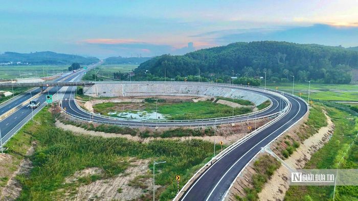 Dự án từng được khởi công cùng thời điểm với tuyến cao tốc chính, tuy nhiên sau đó bị đình trệ do một số vướng mắc kỹ thuật và thủ tục. Đến cuối tháng 5/2025, dự án chính thức được tái khởi động với tổng vốn đầu tư khoảng 100 tỉ đồng. Trong đó, chi phí xây lắp khoảng 50 tỉ đồng, phần còn lại dành cho các hạng mục phụ trợ, an toàn giao thông và chi phí liên quan.