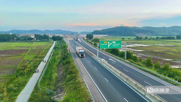 Nút giao Trì Bình - Dung Quất trên tuyến cao tốc Đà Nẵng - Quảng Ngãi là nút giao cuối cùng trên tuyến chưa hoàn thiện, dù tuyến cao tốc đã đưa vào khai thác từ năm 2018.