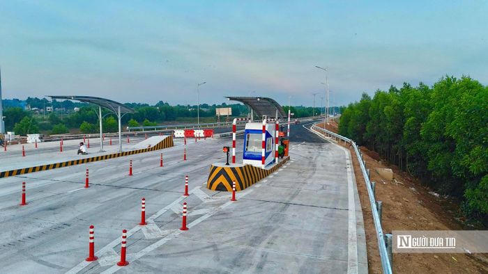 Mức phí qua nút giao được thu theo cự ly, nhóm phương tiện và phương thức do Tổng công ty Đầu tư phát triển đường cao tốc Việt Nam (VEC) ban hành, niêm yết theo quy định.