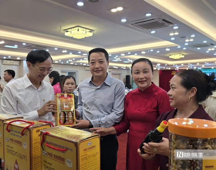 Lãnh đạo Cục xúc tiến thương mại, Sở Công Thương Hà Tĩnh tham quan các gian hàng trưng bày sản phẩm.