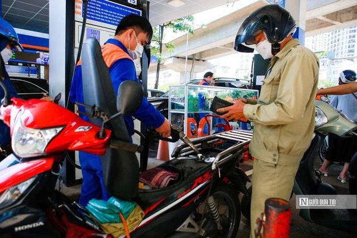 Chính sách giảm thuế nhập khẩu ưu đãi, thuế bảo vệ môi trường và VAT với xăng dầu tiếp tục được áp dụng đến hết năm nay (Ảnh: Hữu Thắng).