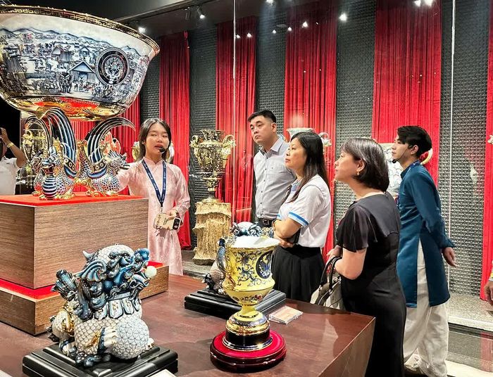 Đại biểu tham quan, khảo sát Bảo tàng gốm sứ Minh Long.