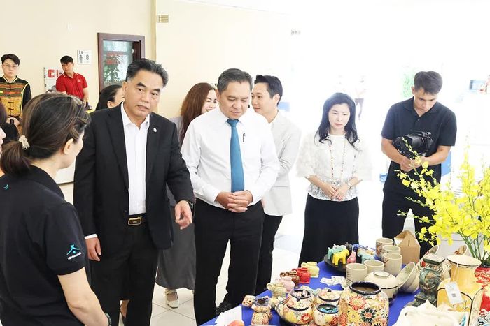 Phó Chủ tịch Nguyễn Lộc Hà tham quan các gian hàng trưng bày sản phẩm du lịch tại hội nghị.