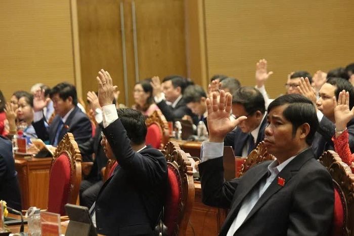Các đại biểu tham dự kỳ họp thống nhất thông qua các nghị quyết.