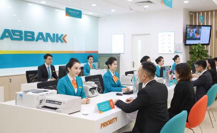 Quầy giao dịch tại một ngân hàng. Ảnh: Yến Thanh.