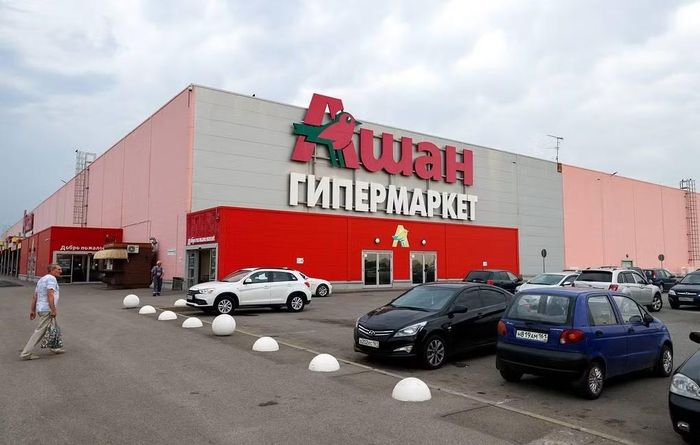 Bên ngoài một siêu thị Auchan ở Nga. Ảnh: TASS.