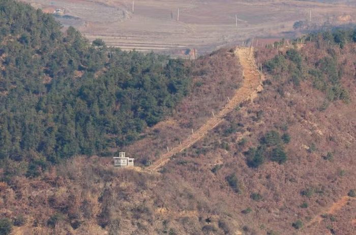 Hình ảnh này được chụp từ đỉnh Đài quan sát Aegibong, phía nam khu phi quân sự (DMZ) ngăn cách hai miền Triều Tiên ở Gimpo, Hàn Quốc, ngày 29/11/2024. Ảnh: Reuters.