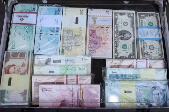 Chỉ trong 27 ngày, tỷ giá đã từ 2,2 triệu rial/USD giảm xuống còn 2,5 triệu rial/USD. Ảnh: Reuters.