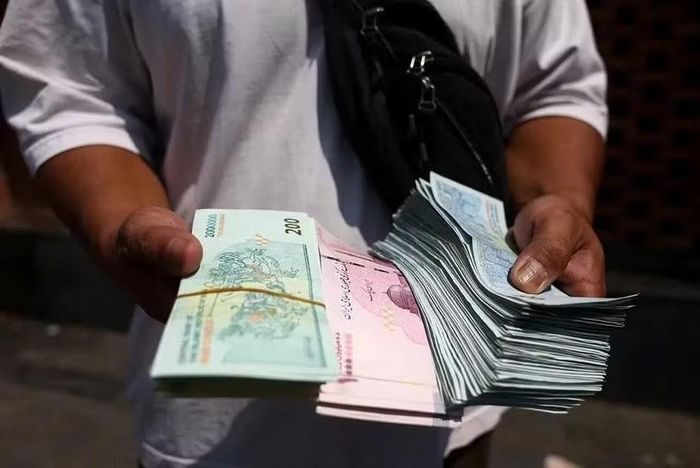 Dân chúng Iran là những người bị ảnh hưởng trực tiếp và lớn nhất từ tình trạng mất giá của đồng rial. Ảnh: Reuters.