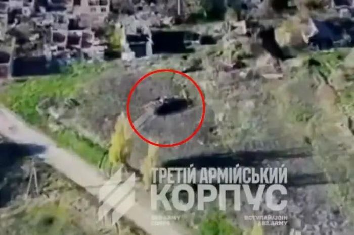 Một video được Quân đoàn 3 của Ukraine đăng tải trên X cho thấy những chiếc xe được cải tạo lăn bánh và phát nổ vào ngày 29/9. Ảnh: X.