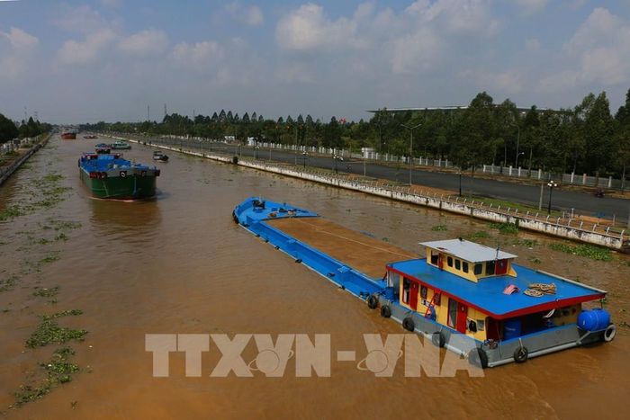 Cần Thơ đặt mục tiêu tăng tỷ trọng vận chuyển bằng đường thủy nhằm nâng cao hiệu quả logistics. Ảnh: Duy Khương – TTXVN