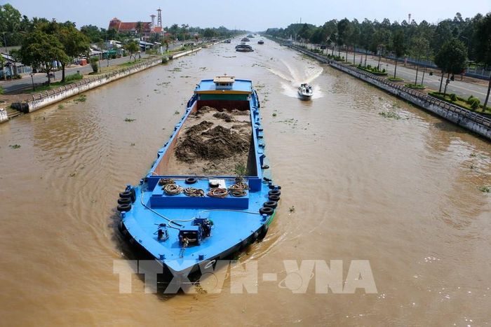 Đường thủy tại Cần Thơ đang có ưu thế rõ rệt đối với những loại hàng hóa có khối lượng lớn và cần vận chuyển trên quãng đường dài. Ảnh: Duy Khương – TTXVN