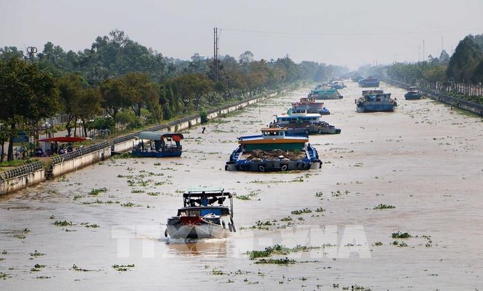 Khai thác hiệu quả lợi thế đường thủy được xem là một trong những hướng đi quan trọng để Cần Thơ nâng cao năng lực giao thông và logistics của thành phố. Ảnh: Duy Khương – TTXVN