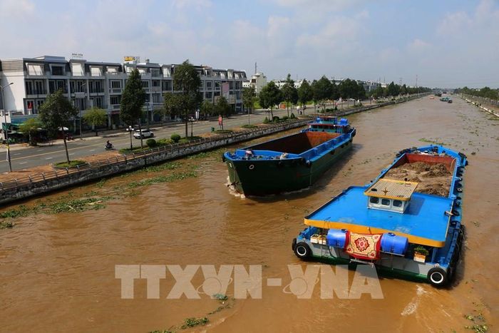 Cùng với đầu tư hạ tầng, thành phố Cần Thơ cũng tổ chức khai thác các tuyến đường thủy phát huy thế mạnh đô thị sông nước. Ảnh: Duy Khương – TTXVN