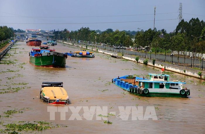 Vận tải thủy tại Cần Thơ có vai trò quan trọng trong vận chuyển nông sản, thủy sản và hàng hóa với khối lượng lớn. Ảnh: Duy Khương – TTXVN