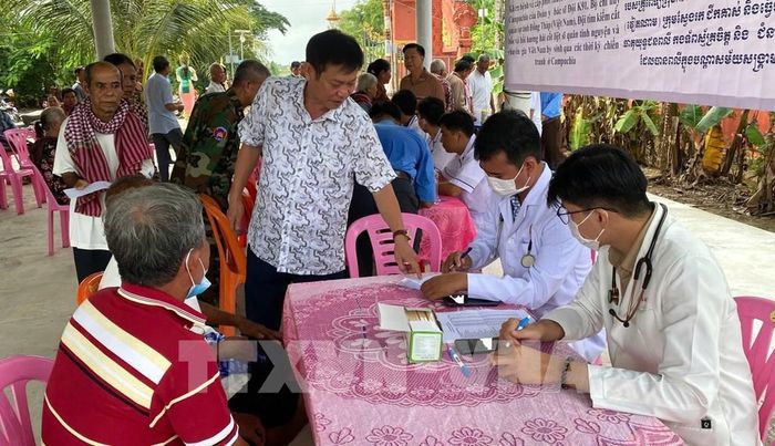 Đoàn công tác của Bộ Chỉ huy quân sự tỉnh Đồng Tháp phối hợp các đơn vị liên quan tổ chức khám bệnh, cấp thuốc miễn phí cho người dân tỉnh Prey Veng. Ảnh: TTXVN phát