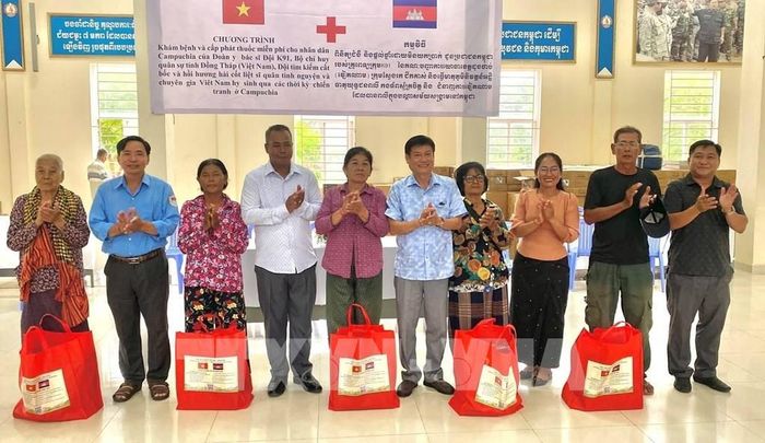 Đoàn công tác của Bộ Chỉ huy quân sử tỉnh Đồng Tháp phối hợp các đơn vị liên quan tổ chức tặng quà cho người dân tỉnh Pur Sát. Ảnh: TTXVN phát
