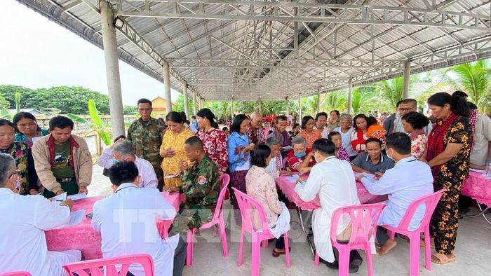 Đoàn công tác của Bộ Chỉ huy quân sự tỉnh Đồng Tháp phối hợp các đơn vị liên quan tổ chức khám bệnh, cấp thuốc miễn phí cho người dân tỉnh Prey Veng. Ảnh: TTXVN phát
