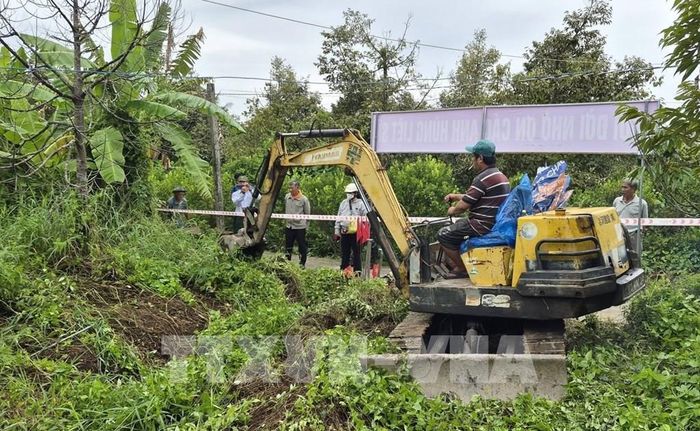 Người dân tỉnh Đồng Tháp hỗ trợ tìm kiếm hài cốt liệt sĩ. Ảnh: TTXVN phát
