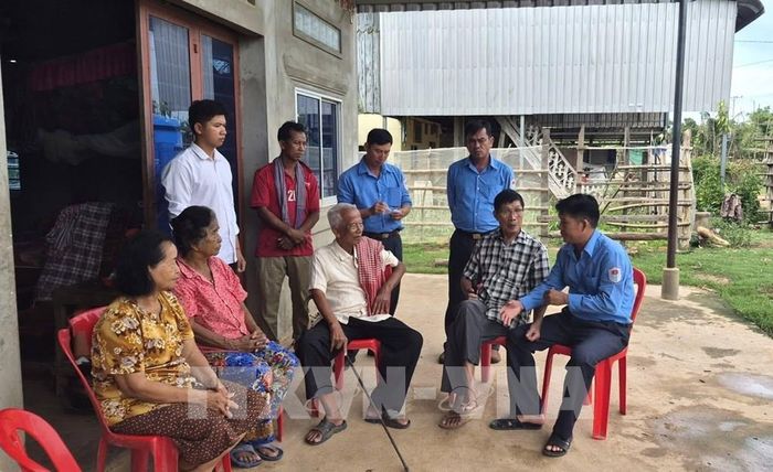 Người dân Campuchia cung cấp nhiều thông tin hữu ích và giúp đỡ Đội K91 trong quá trình tìm kiếm hài cốt liệt sĩ. Ảnh: TTXVN phát