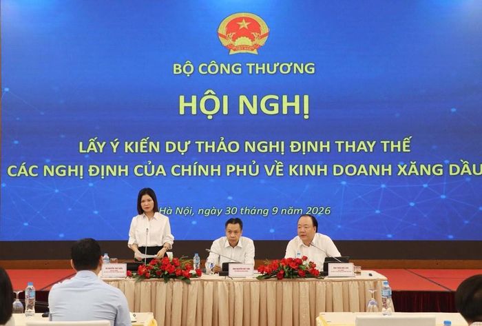 Bà Nguyễn Thúy Hiền, Phó Cục trưởng Cục Quản lý và Phát triển thị trường trong nước (Bộ Công Thương) giải đáp một số thắc mắc của doanh nghiệp tại hội nghị. 