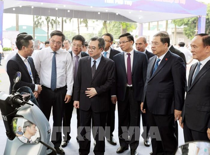 Các đại biểu tham quan triển lãm về các ngành công nghiệp hỗ trợ tiêu biểu của tỉnh Phú Thọ. Ảnh: Tạ Toàn TTXVN