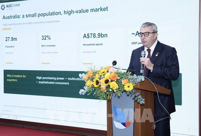 Ông Sam Conroy, Chủ tịch Hiệp hội Doanh nghiệp Australia tại Việt Nam (AusCham) thông tin về nhu cầu thị trường Australia tại hội nghị. Ảnh: Xuân Anh - TTXVN