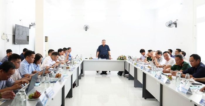 Phó Tổng giám đốc EVN Phạm Hồng Phương chủ trì cuộc họp. Diệp Anh/Bnews/Vnanet.vn