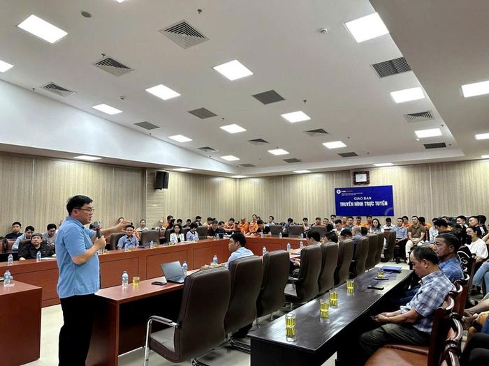 Chuyên gia tư vấn điện mặt trời mái nhà Hoàng Văn Bằng tập huấn cho Công ty Điện lực Hoàn Kiếm (Hà Nội) về lắp hệ thống điện mặt trời mái nhà. Ảnh: Anh Nguyễn/Bnews/vnanet.vn
