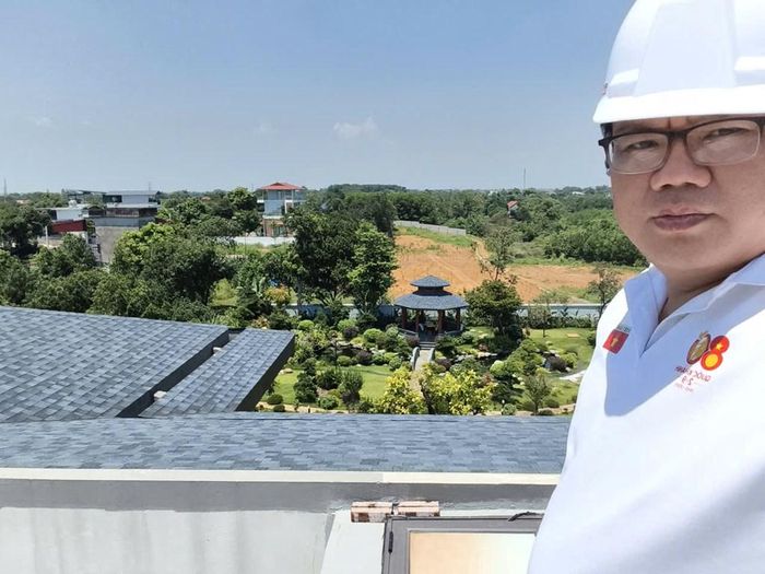 Chuyên gia tư vấn điện mặt trời mái nhà Hoàng Văn Bằng đi khảo sát lắp đặt hệ thống điện mặt trời mái nhà tại Hà Nội. Ảnh: Anh Nguyễn/Bnews/vnanet.vn