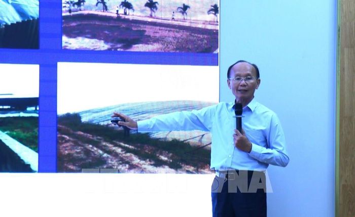 GS.TS Dương Nguyên Khang, nguyên Giám đốc Trung tâm Nghiên cứu và Chuyển giao Khoa học công nghệ thuộc trường Đại học Nông Lâm Thành phố Hồ Chí Minh chia sẻ về ứng dụng công nghệ trong chăn nuôi tuần hoàn. Ảnh: Hương Giang - TTXVN