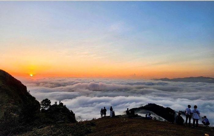 Du khách săn mây tại Cao nguyên Đồng Cao. Ảnh: Danh Lam - TTXVN