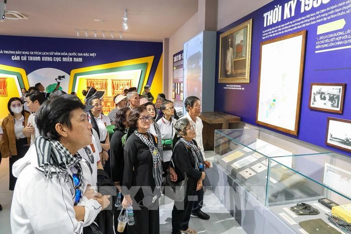 Công tác sưu tầm, bảo quản hiện vật, tư liệu lịch sử góp phần giáo dục truyền thống yêu nước cho các thế hệ hôm nay và mai sau. Ảnh: Giang Phương - TTXVN