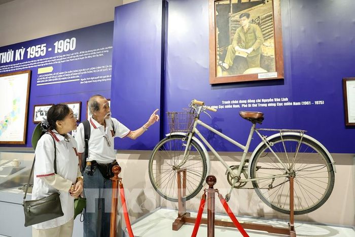 Khách tham quan tìm hiểu hiện vật, tư liệu lịch sử tại nhà trưng bày Căn cứ Trung ương Cục miền Nam. Ảnh: Giang Phương - TTXVN