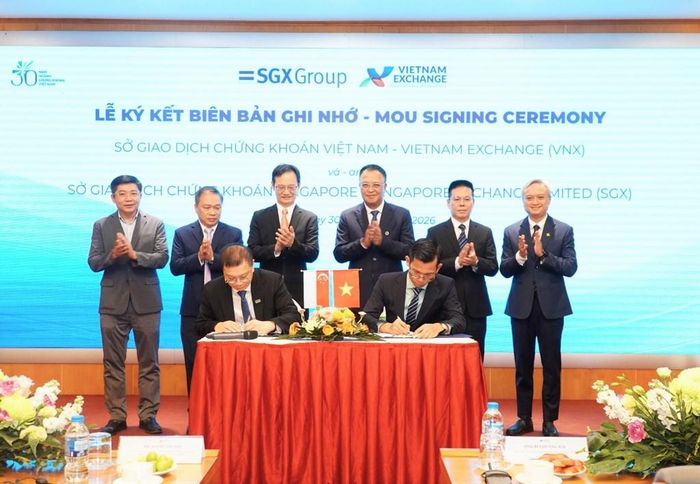 Lễ ký Biên bản ghi nhớ giữa VNX và SGX về phát triển sản phẩm chứng chỉ lưu ký (DR). Ảnh: UBCKNN 