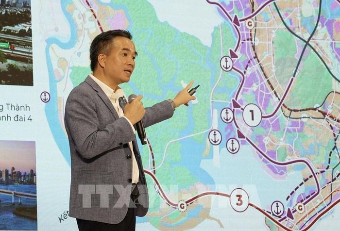 Ông Nguyễn Đỗ Dũng, CEO enCity trình bày lợi thế kinh tế biển của TP. Hồ Chí Minh tại diễn đàn. Ảnh: Xuân Anh - TTXVN 