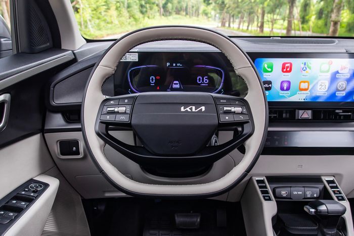 Nội thất và trang bị công nghệ của Kia Carens Clavis có phần nhỉnh hơn một số mẫu xe cùng phân khúc (Ảnh: Thaco Auto).