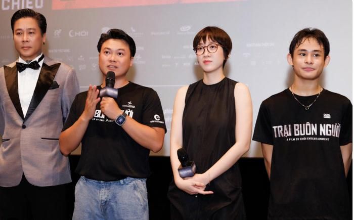 Đạo diễn Toni Dương Bảo Anh cùng dàn cast phim Trại Buôn Người.