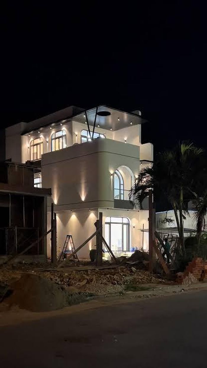 Căn nhà thuở chưa hoàn thành nhưng khi lên đèn đã sáng rực một góc đường.