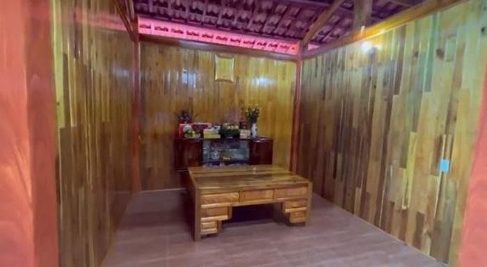 Bên trong căn nhà cũng được ốp bằng gỗ, không gian rộng rãi.
