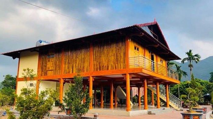 Căn nhà sàn bằng gỗ vô cùng hiện đại, sang trọng và đắt đỏ.
