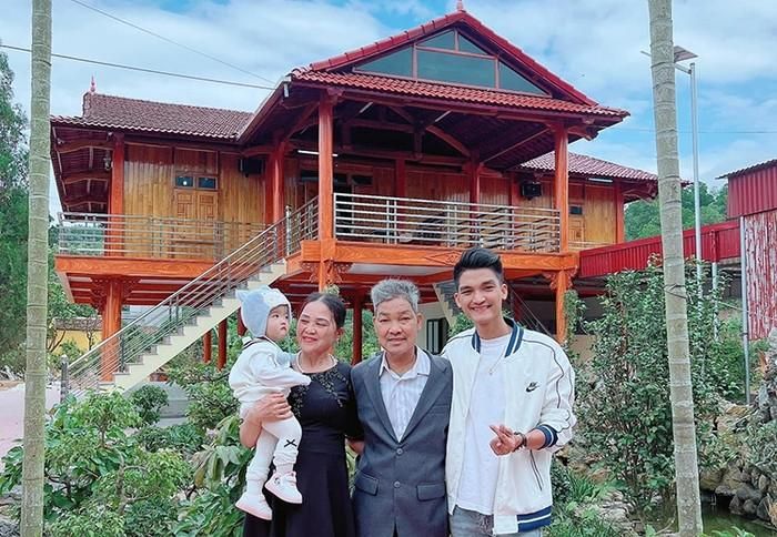 Ngoài tuổi 30, Mạc Văn Khoa đã xây căn nhà bề thế tặng bố mẹ ở quê Hải Dương, nay thuộc Hải Phòng.