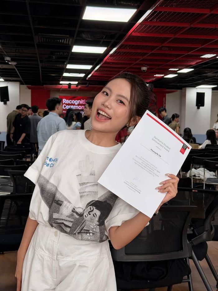 Phương Mỹ Chi khoe khoảnh khắc đi lãnh thưởng ở trường Đại học.