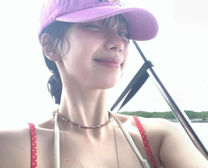 Karina còn khiến người hâm mộ thích thú khi thoải mái chia sẻ những khoảnh khắc không chỉnh sửa sau khi vui chơi dưới nước.