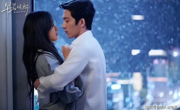 Đầu Xuân Tươi Sáng đứng thứ tư trong danh sách. Bộ phim nhận được những đánh giá tương đối tích cực từ một bộ phận khán giả nhờ cách điều chỉnh tuyến nhân vật và tình cảm so với nguyên tác. Hình tượng nam chính được xây dựng theo hướng có thêm chiều sâu, trong khi nữ chính không hoàn toàn rơi vào trạng thái phụ thuộc tình cảm, qua đó tạo điều kiện để mối quan hệ giữa hai người phát triển tự nhiên hơn. Sự kết hợp giữa Tỉnh Bách Nhiên và Tôn Thiên cũng được đánh giá là có sức hút, đặc biệt trong những phân cảnh tình cảm giàu cảm xúc. Dù cách thể hiện nhân vật và câu chuyện có thể tạo ra những cách nhìn khác nhau, bộ phim vẫn có điểm đáng chú ý ở quá trình phát triển mối quan hệ giữa hai nhân vật chính.