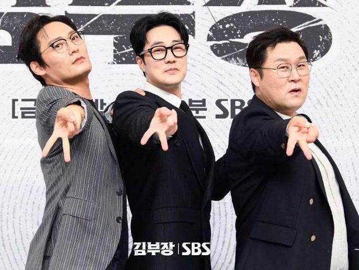 So Ji Sub đóng chính Đặc Vụ Kim Tái Khởi Động, phim hành động xoay quanh một người cha có vẻ ngoài bình thường nhưng thực chất từng là đặc vụ tinh nhuệ. Khi con gái mất tích, anh buộc phải đánh thức những kỹ năng đặc nhiệm và bước trở lại thế giới nguy hiểm. Tác phẩm từng dẫn đầu bảng phim truyền hình không nói tiếng Anh được xem nhiều nhất trên Netflix toàn cầu trong nhiều tuần.