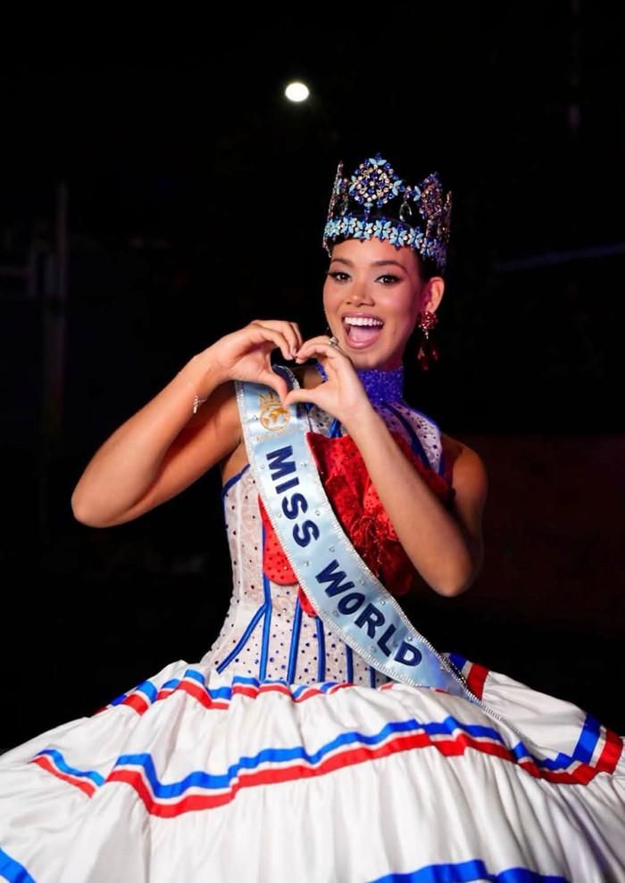 Miss World 2026 hạnh phúc trong ngày trở về quê nhà. 