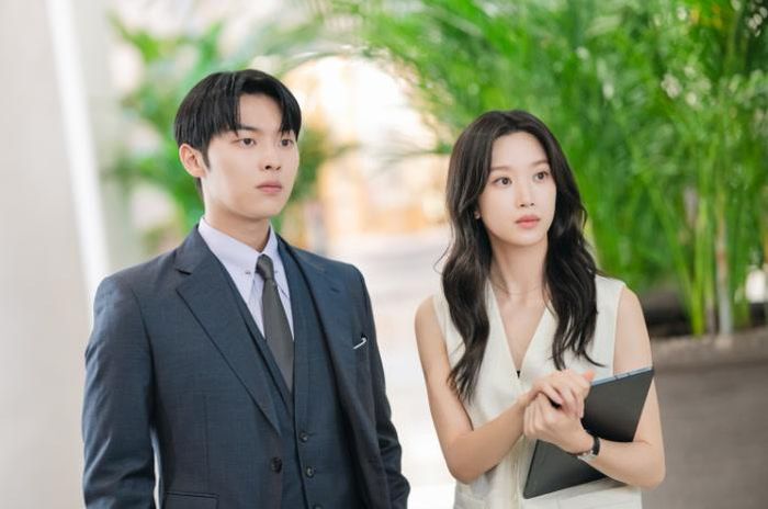 Baek Su Jung (Mun Ka Young) và Ban Ju Yeon (Choi Hyun Wook) từng gặp nhau thông qua một trò chơi trực tuyến khi còn là thiếu niên. Cả hai có một mối liên kết đặc biệt nhưng không biết danh tính thật của đối phương. 16 năm sau, họ bất ngờ tái ngộ ngoài đời với vị trí hoàn toàn khác. Su Jung là trưởng nhóm kế hoạch tại một trung tâm thương mại, trong khi Ju Yeon trở thành cấp trên của cô. Những ký ức từ quá khứ, chuyện tình trên mạng và màn tái ngộ nơi công sở khiến mối quan hệ của cả hai trở nên vừa căng thẳng vừa hài hước.