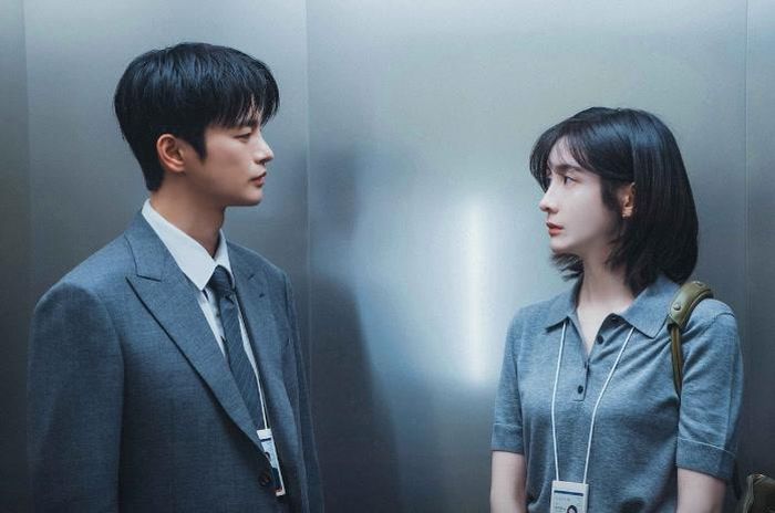 Cha Ji Yoon (Park Ji Hyun) là một nhân viên văn phòng đã có 7 năm kinh nghiệm. Trong quá trình đối mặt với áp lực công việc và những khó khăn riêng, cô thường xuyên xảy ra va chạm với cấp trên Kang Si Woo (Seo In Guk). Mối quan hệ ban đầu không mấy thuận lợi giữa hai người dần chuyển biến khi họ có thêm cơ hội tiếp xúc. Bộ phim khai thác chuyện tình công sở theo hướng gần gũi hơn, tập trung vào áp lực công việc và những vấn đề riêng mà mỗi người phải đối mặt.