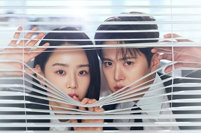 Joo In Ah (Shin Hae Sun) là trưởng phòng kiểm toán cá tính tại Haemu Group. Trong khi đó, Noh Ki Jun (Gong Myoung) là nhân viên xuất sắc nhưng bất ngờ bị điều chuyển sang bộ phận chuyên xử lý sai phạm nội bộ. Công việc mới khiến Ki Jun thường xuyên tiếp xúc với In Ah - người có tính cách khó đoán. Những cuộc điều tra sai phạm tại công ty cũng kéo theo nhiều tình huống khiến chuyện công việc và tình cảm đan xen. Bối cảnh phòng kiểm toán giúp bộ phim có màu sắc khác biệt so với những chuyện tình công sở thông thường.
